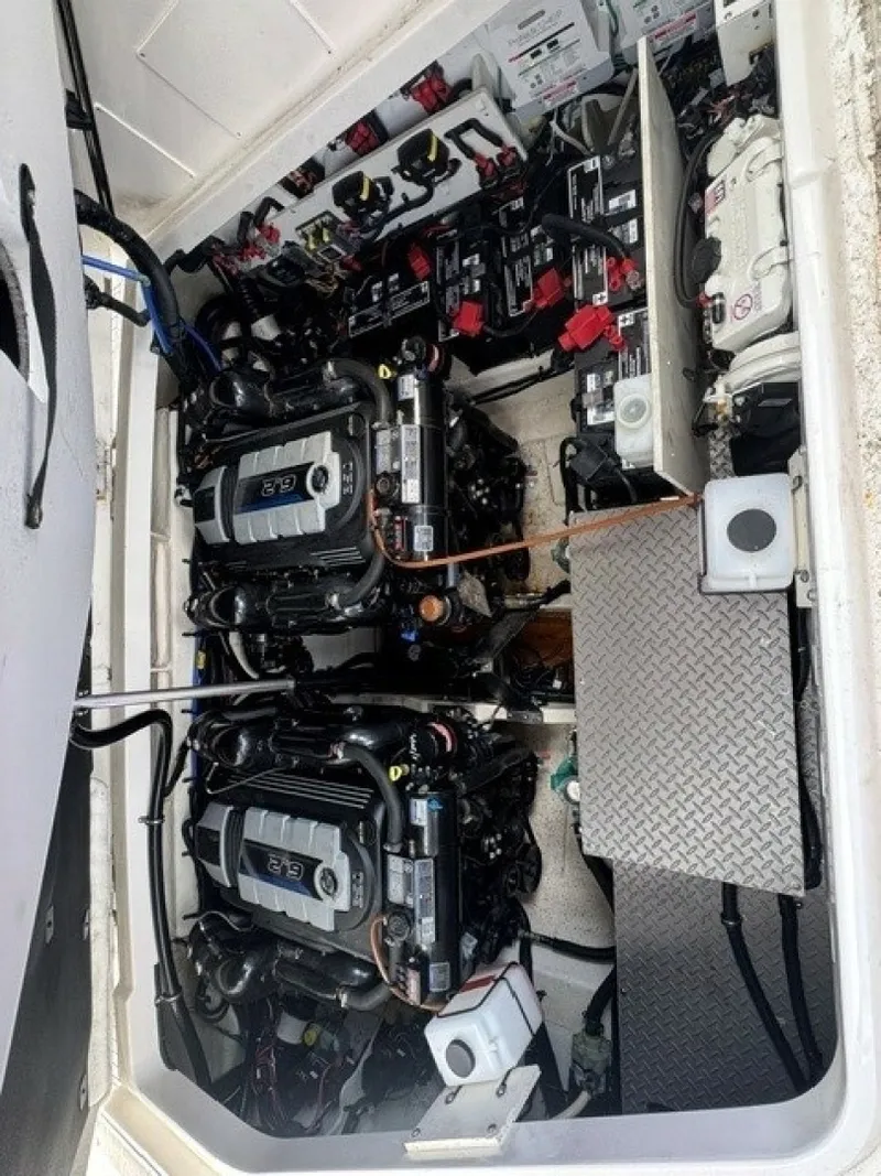 Slide: The Image of Sea Ray 320 Sundancer 2020 - 7595880