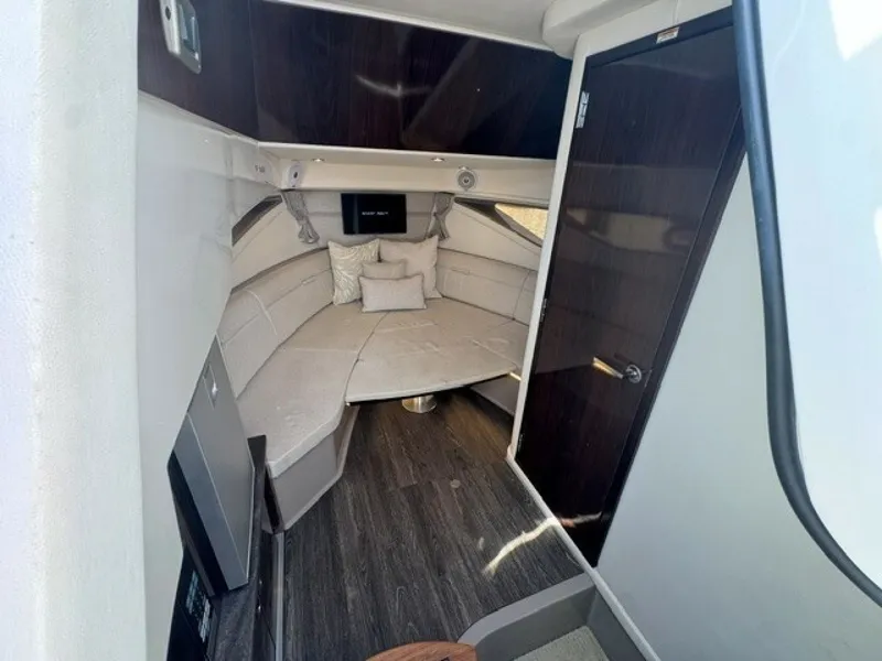 Slide: The Image of Sea Ray 320 Sundancer 2020 - 7595868