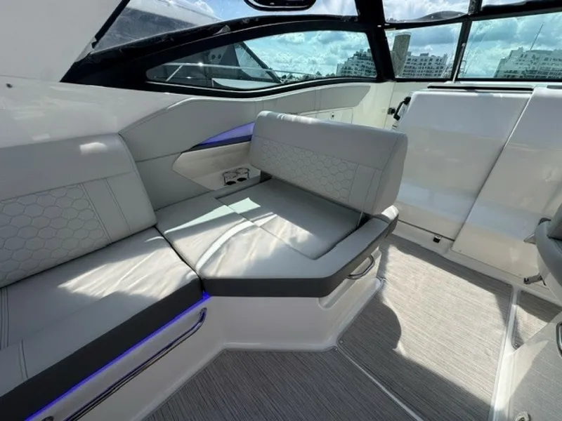 Slide: The Image of Sea Ray 320 Sundancer 2020 - 7595858