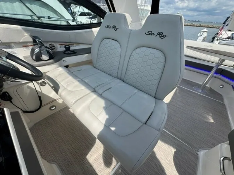 Slide: The Image of Sea Ray 320 Sundancer 2020 - 7595861