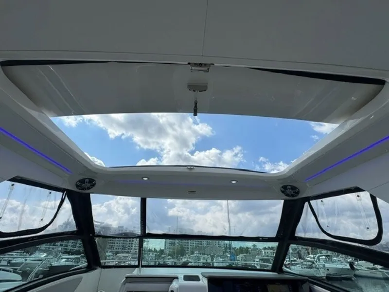 Slide: The Image of Sea Ray 320 Sundancer 2020 - 7595876