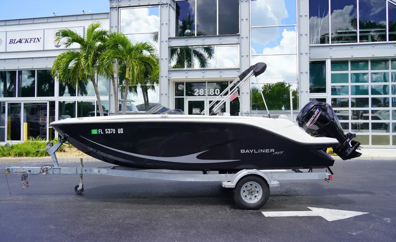 The Image of Bayliner M19 2024 - 7597491