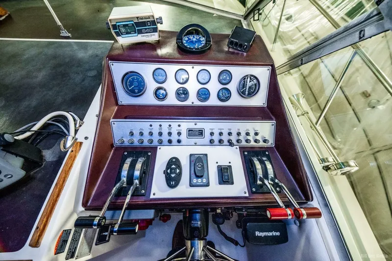 Slide: The Image of Chris-Craft 33 1985 - 7597678