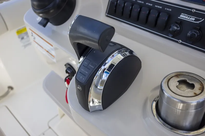 Slide: The Image of Boston Whaler 230 OUTRAGE 2021 - 7601187
