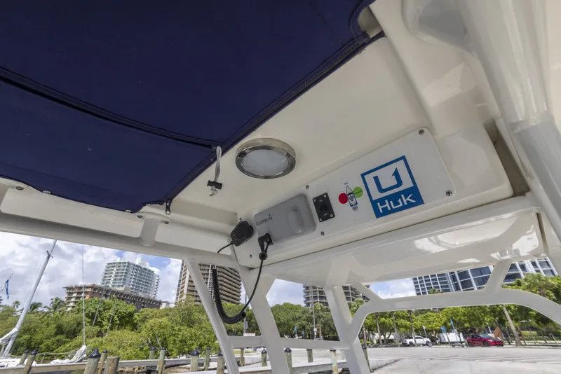 Slide: The Image of Boston Whaler 230 OUTRAGE 2021 - 7601189