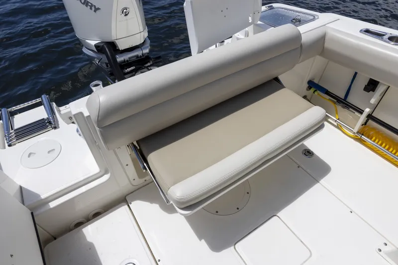 Slide: The Image of Boston Whaler 230 OUTRAGE 2021 - 7601193