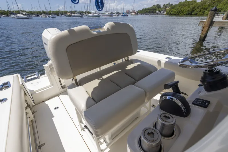 Slide: The Image of Boston Whaler 230 OUTRAGE 2021 - 7601184