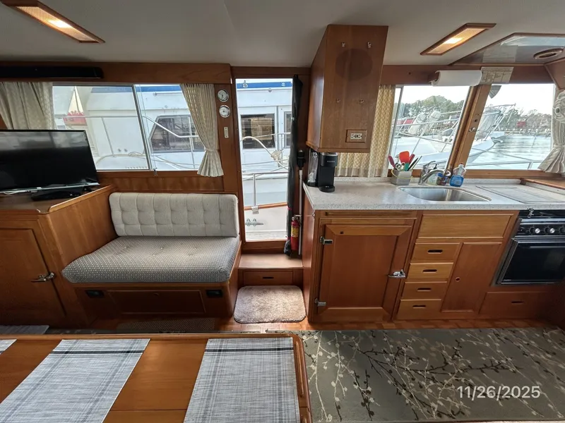 Slide: The Image of 42' Grand Banks salon port - 7602523