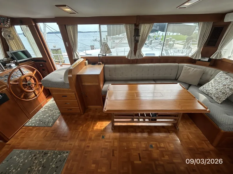 Slide: The Image of 42' Grand Banks salon starboard - 7602301