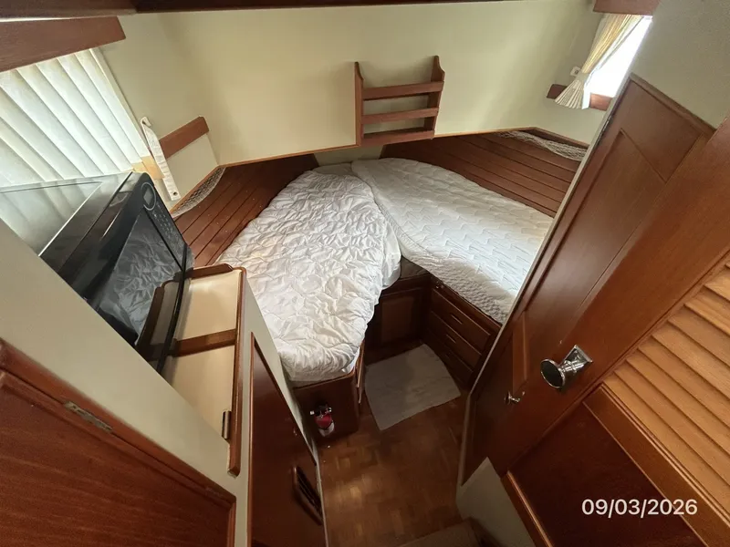 Slide: The Image of 42' Grand Banks guest stateroom - 7602256