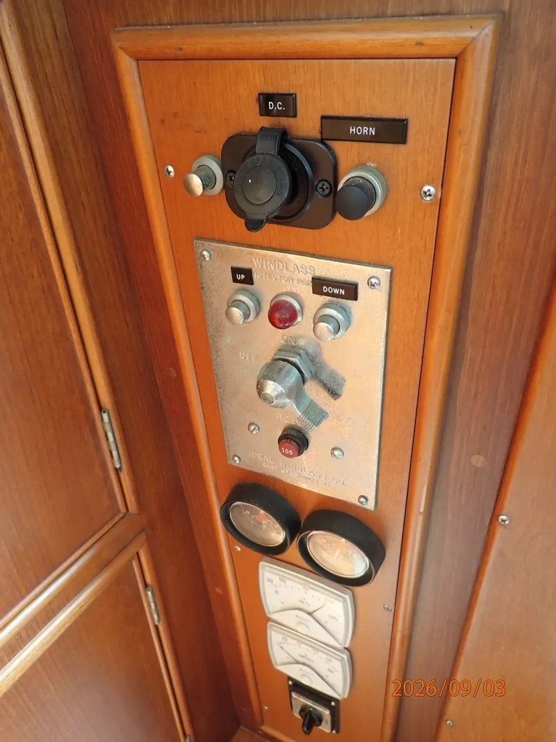 Slide: The Image of 42' Grand Banks electrical panel3 - 7602263