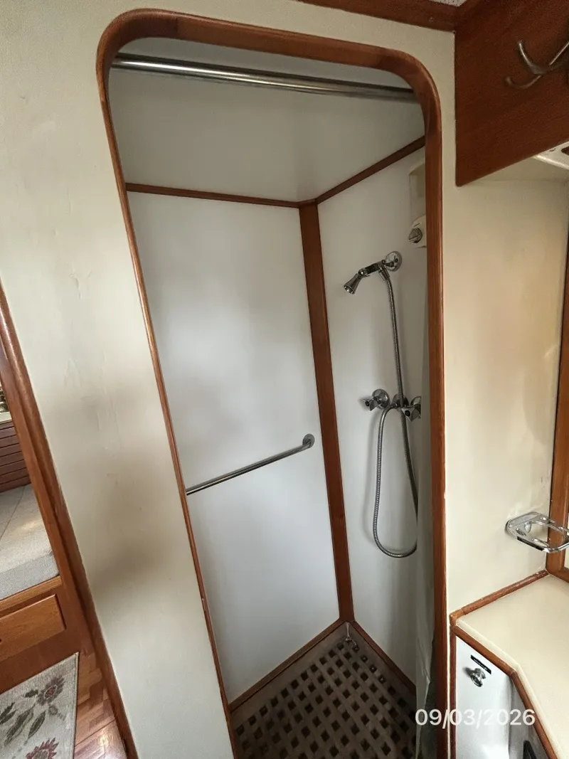 Slide: The Image of 42' Grand Banks master satteroom shower - 7602285