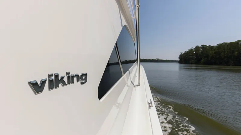 Slide: The Image of 2005 61 Viking Enclosed Bridge Kelkat Forward Bow - 7603952