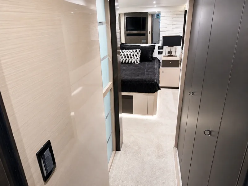 Slide: The Image of Cruisers Yachts 60 FLY 2019 - 7645095