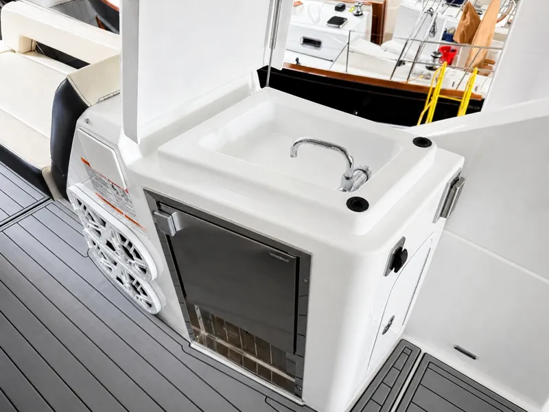 Slide: The Image of Cruisers Yachts 60 FLY 2019 - 7645151