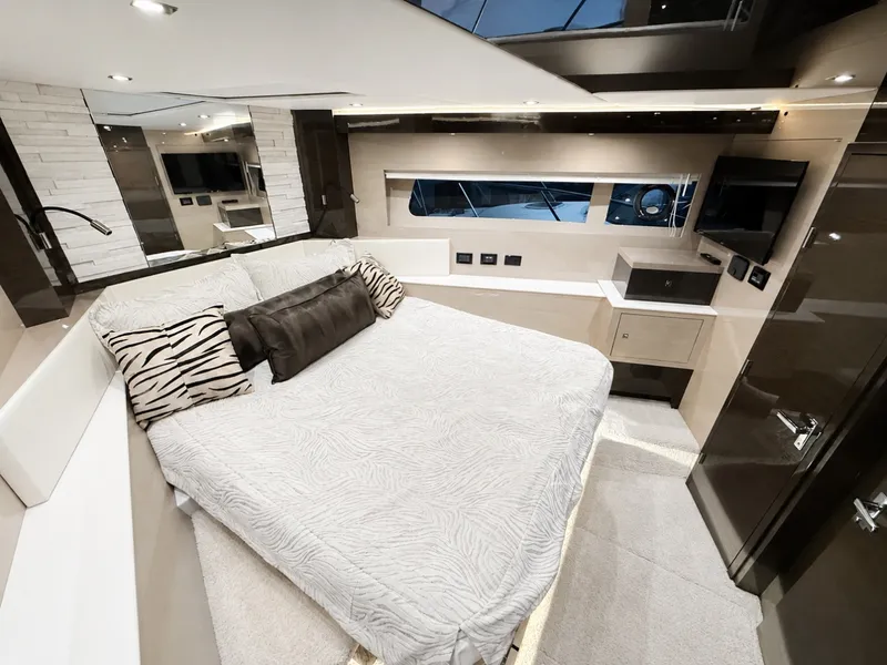 Slide: The Image of Cruisers Yachts 60 FLY 2019 - 7645085