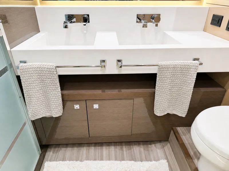 Slide: The Image of Cruisers Yachts 60 FLY 2019 - 7645122