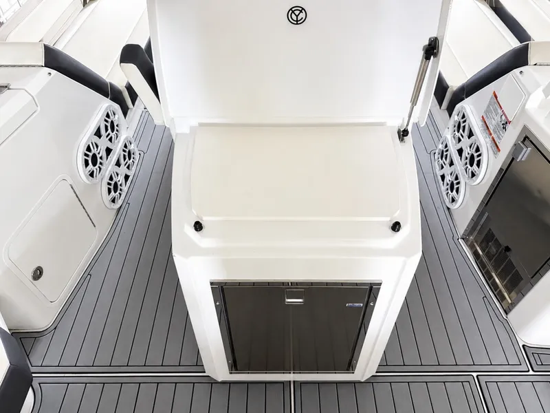 Slide: The Image of Cruisers Yachts 60 FLY 2019 - 7645152