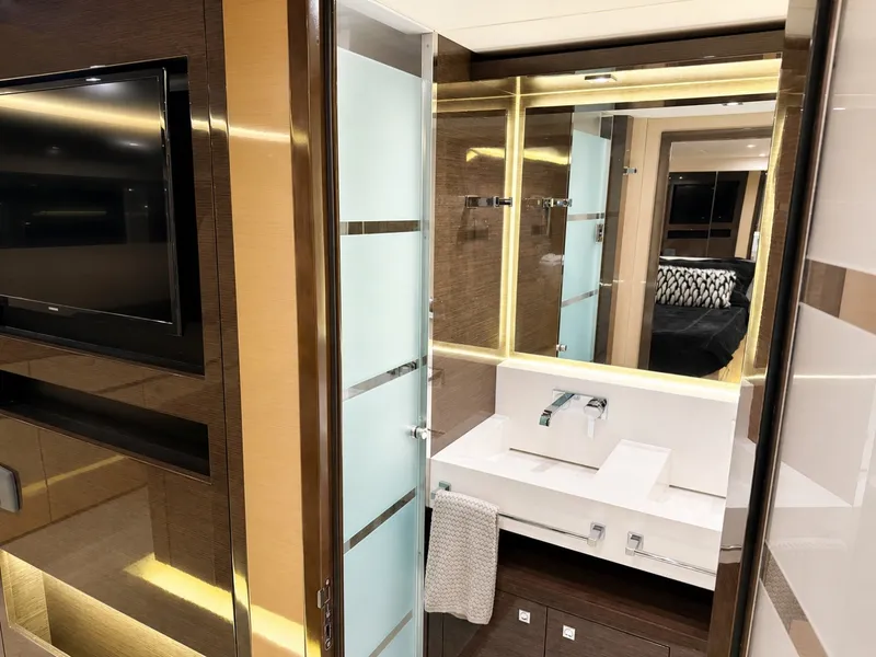 Slide: The Image of Cruisers Yachts 60 FLY 2019 - 7645126