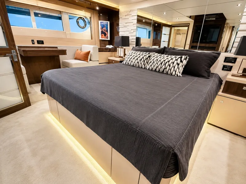 Slide: The Image of Cruisers Yachts 60 FLY 2019 - 7645113
