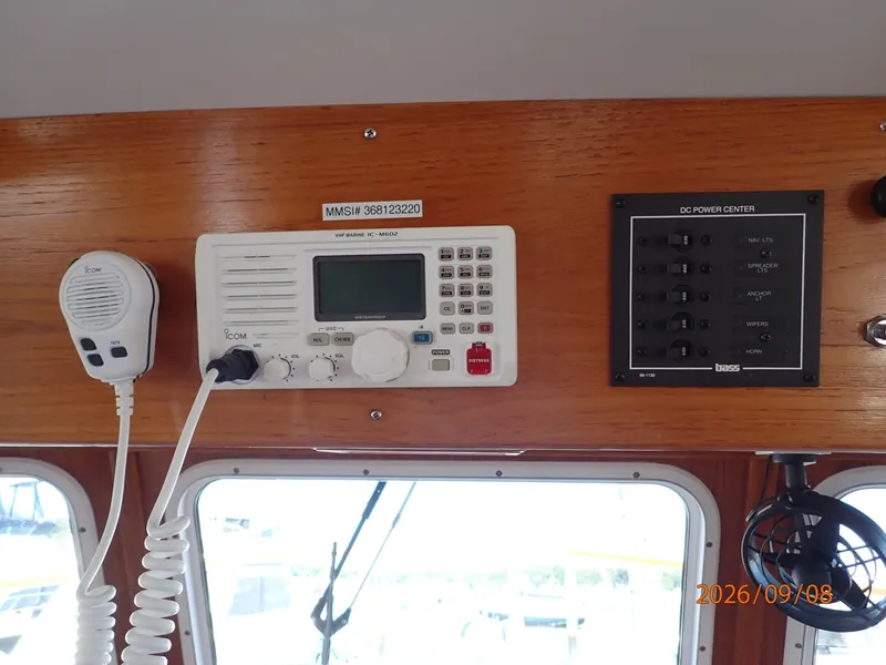Slide: The Image of 36' Monk lower helm VHF - 7646953
