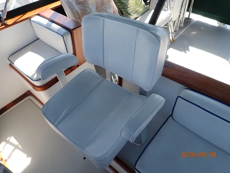 Slide: The Image of 36' Monk flybridge helmseat - 7646931