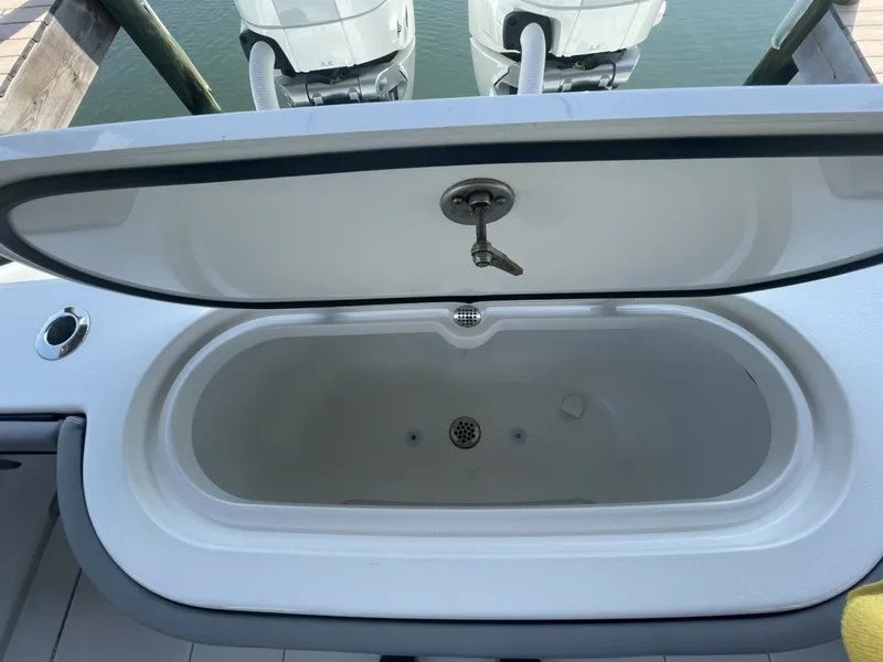 Slide: The Image of Valhalla 33 TORO - Transom Livewell 2025 Valhalla 33 TORO - 7659958