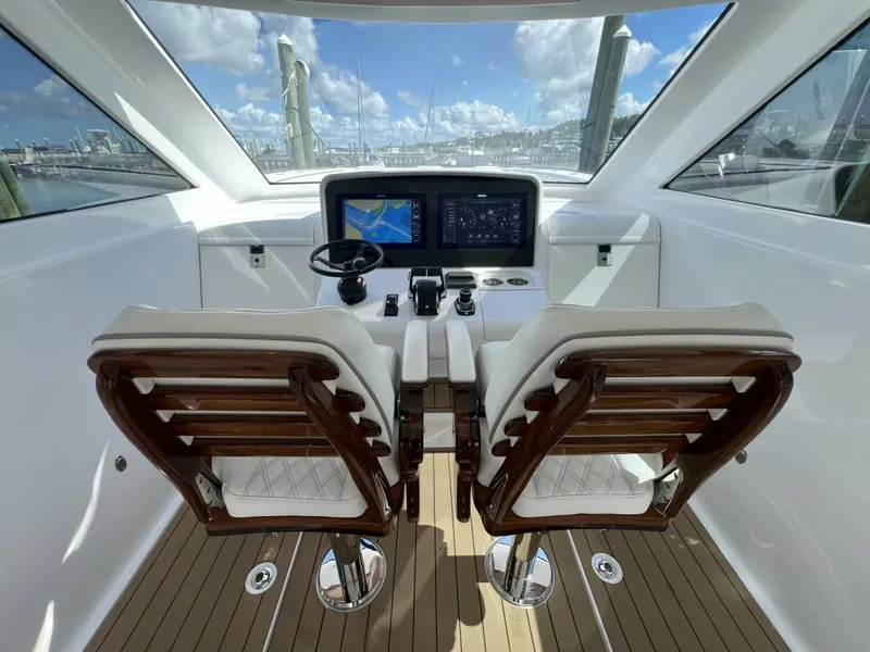 Slide: The Image of Queen/Smith Custom 53 - Helm 2023 Queen/Smith Custom 53 - 7720648