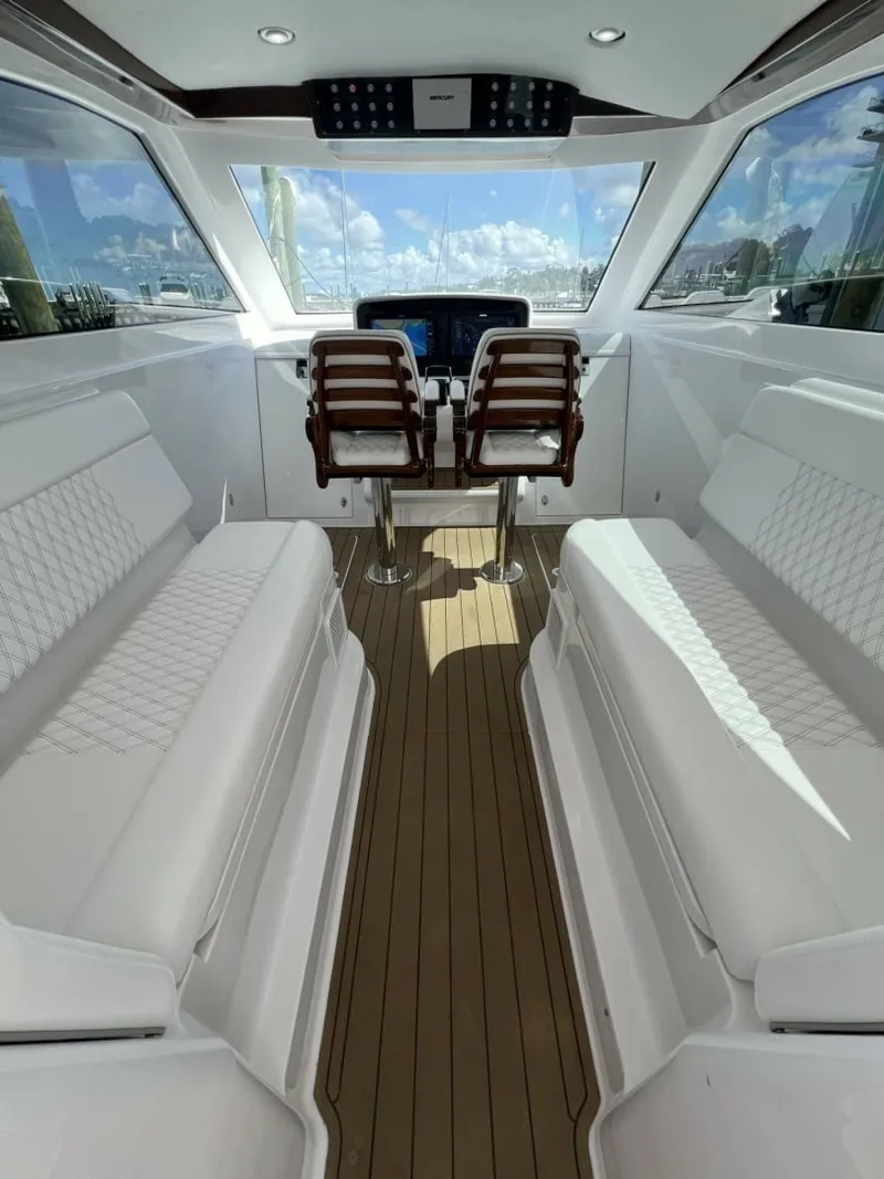 Slide: The Image of Queen/Smith Custom 53 - Helm 2023 Queen/Smith Custom 53 - 7720647