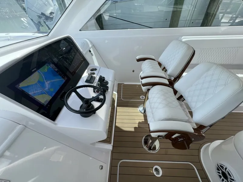 Slide: The Image of Queen/Smith Custom 53 - Helm 2023 Queen/Smith Custom 53 - 7720654