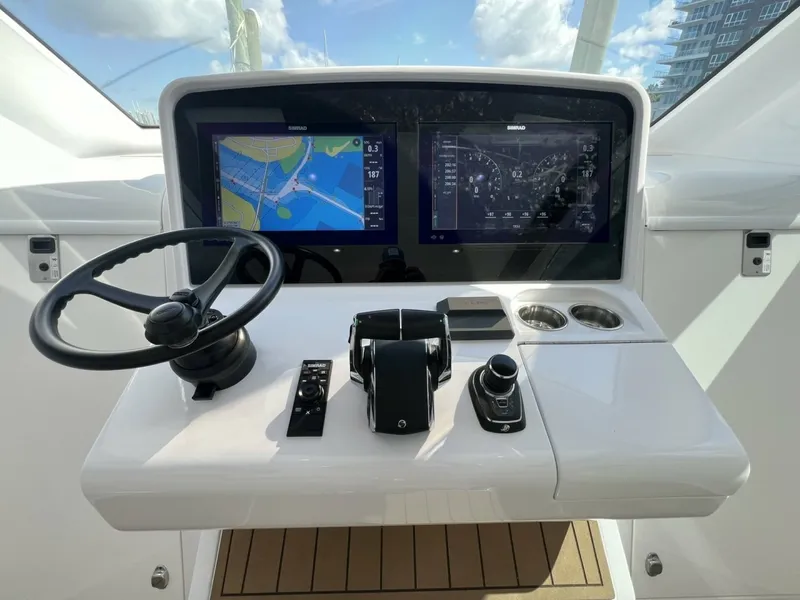 Slide: The Image of Queen/Smith Custom 53 - Helm 2023 Queen/Smith Custom 53 - 7720649