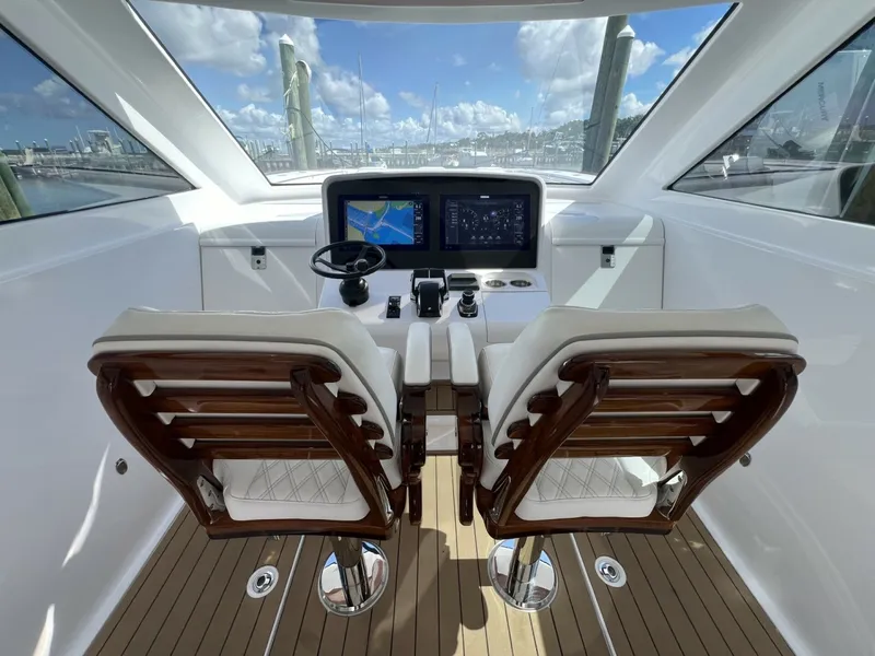 Slide: The Image of Queen/Smith Custom 53 - Helm 2023 Queen/Smith Custom 53 - 7661436