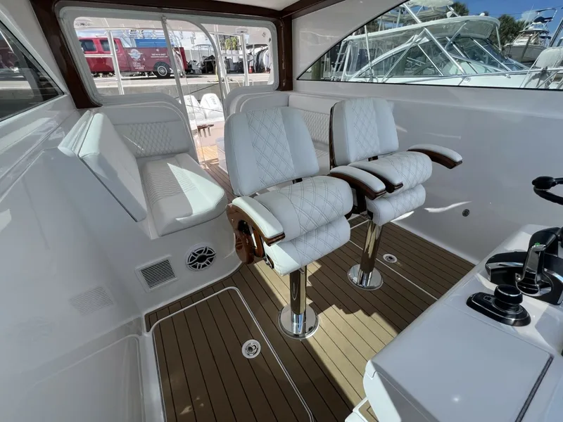 Slide: The Image of Queen/Smith Custom 53 - Helm seating 2023 Queen/Smith Custom 53 - 7661438