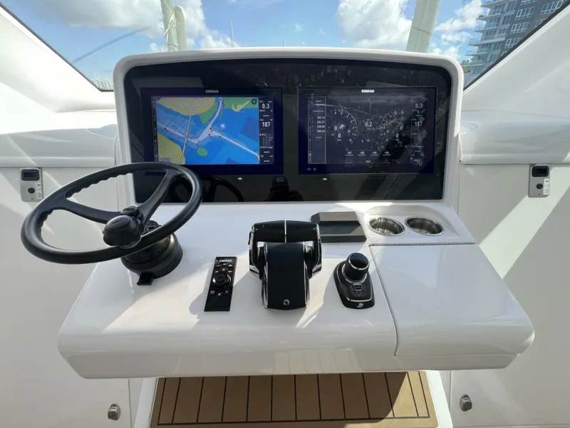 Slide: The Image of Queen/Smith Custom 53 - Helm 2023 Queen/Smith Custom 53 - 7661437