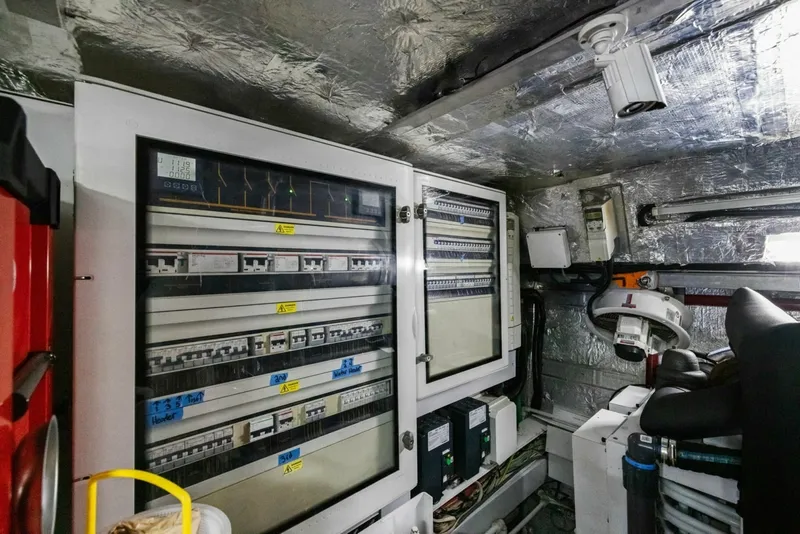 Slide: The Image of Engine Room 2018 Sunseeker 95 Motoryacht JUST ONE MORE - 7762141