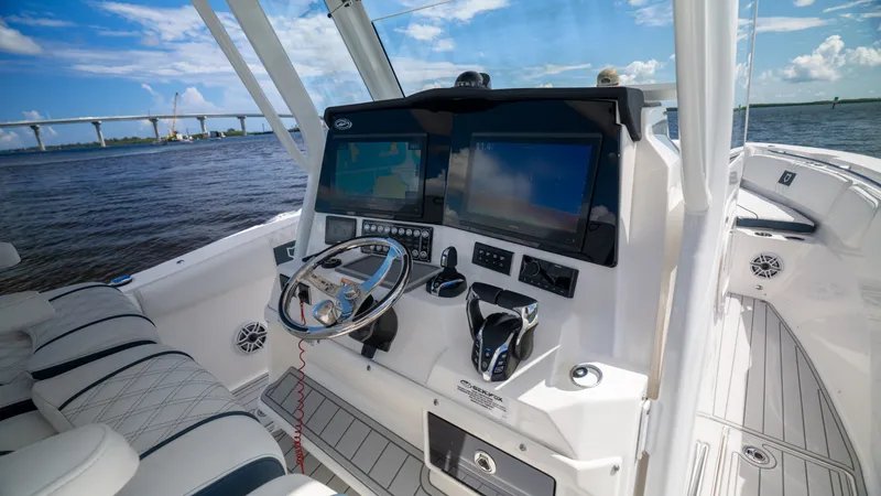 Slide: The Image of Sea Fox 328 Commander 2025 - 7875026