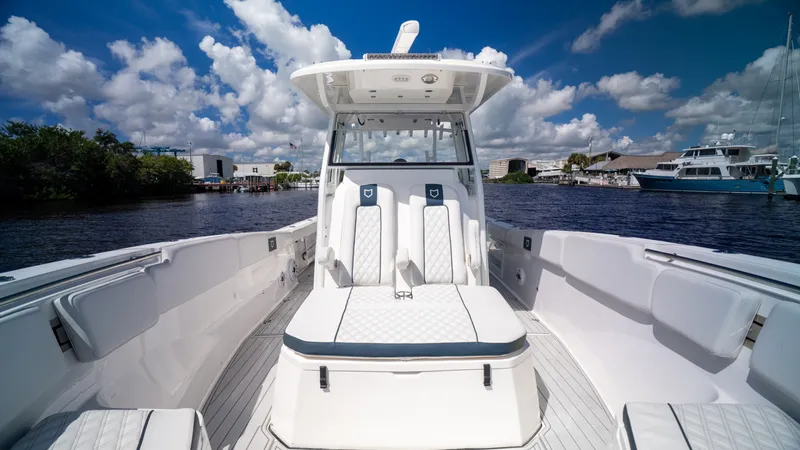 Slide: The Image of Sea Fox 328 Commander 2025 - 7875024