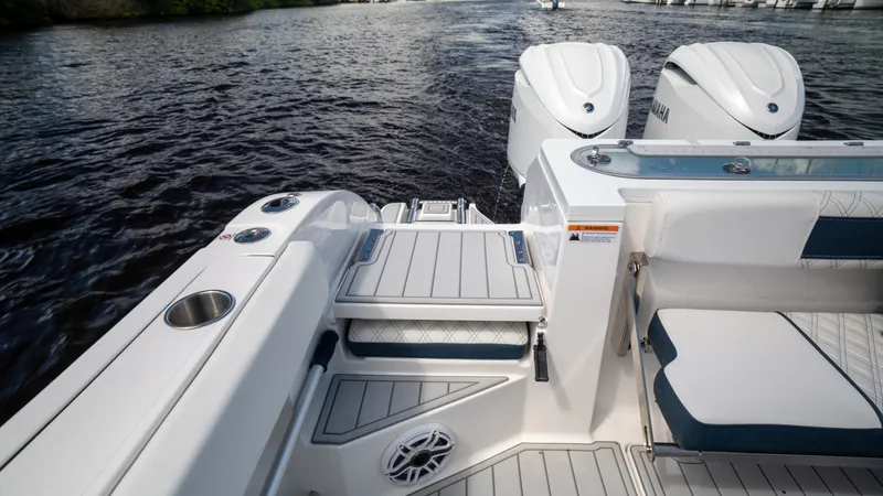 Slide: The Image of Sea Fox 328 Commander 2025 - 7875032
