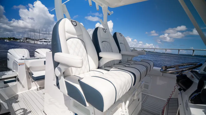 Slide: The Image of Sea Fox 328 Commander 2025 - 7875025