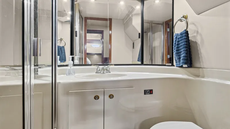 Slide: The Image of 2007 Meridian 490 SE Pilothouse Trust Starboard Head - 7689955