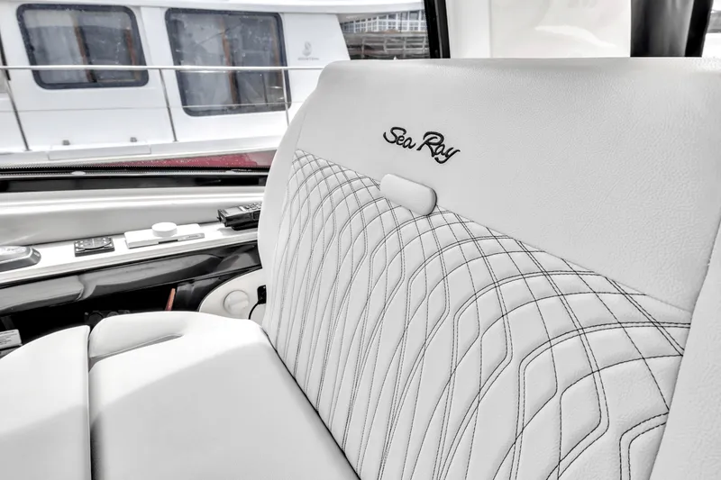 Slide: The Image of Sea Ray SUNDANCER 370 OUTBOARD 2022 - 10