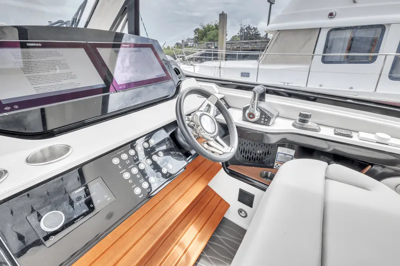 Slide: The Image of Sea Ray SUNDANCER 370 OUTBOARD 2022 - 11