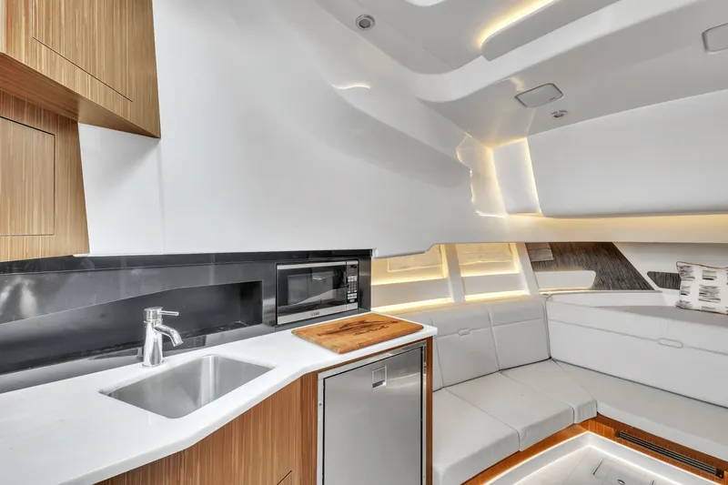 Slide: The Image of Sea Ray SUNDANCER 370 OUTBOARD 2022 - 13