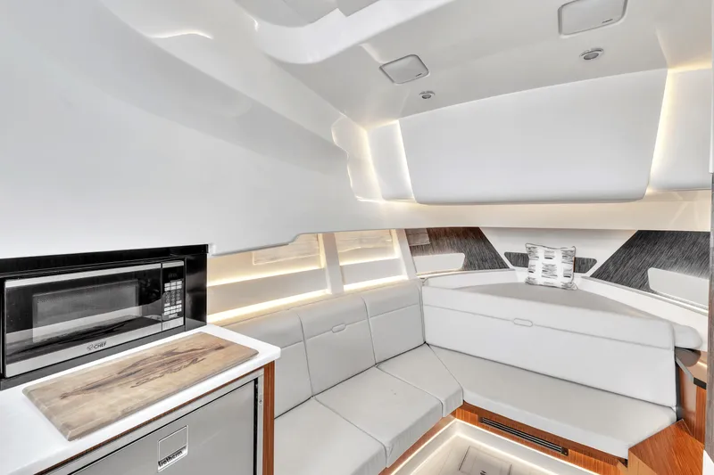 Slide: The Image of Sea Ray SUNDANCER 370 OUTBOARD 2022 - 16