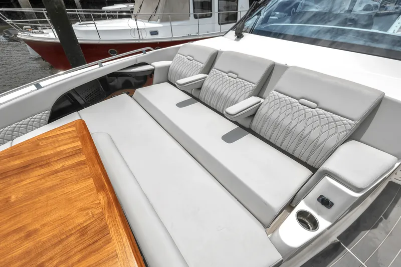 Slide: The Image of Sea Ray SUNDANCER 370 OUTBOARD 2022 - 27