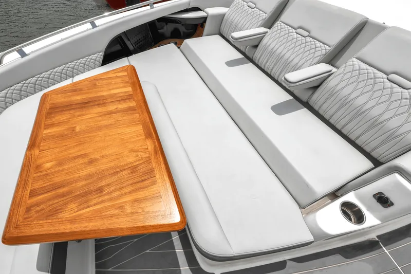 Slide: The Image of Sea Ray SUNDANCER 370 OUTBOARD 2022 - 28