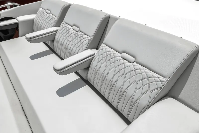 Slide: The Image of Sea Ray SUNDANCER 370 OUTBOARD 2022 - 29