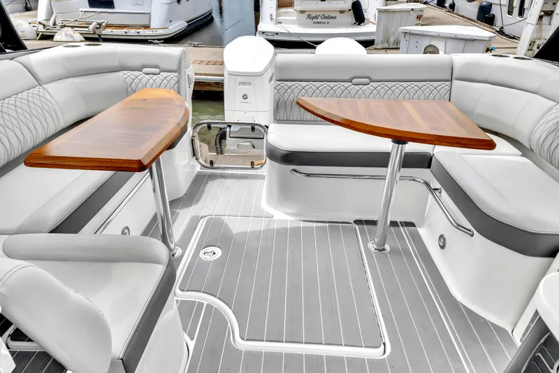 Slide: The Image of Sea Ray SUNDANCER 370 OUTBOARD 2022 - 8