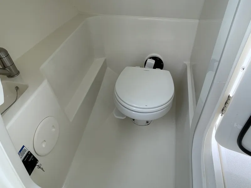 Slide: The Image of Boston Whaler 24 2023 - 7718938