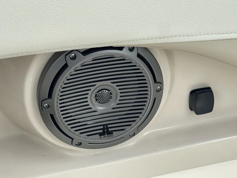 Slide: The Image of Boston Whaler 24 2023 - 7718935